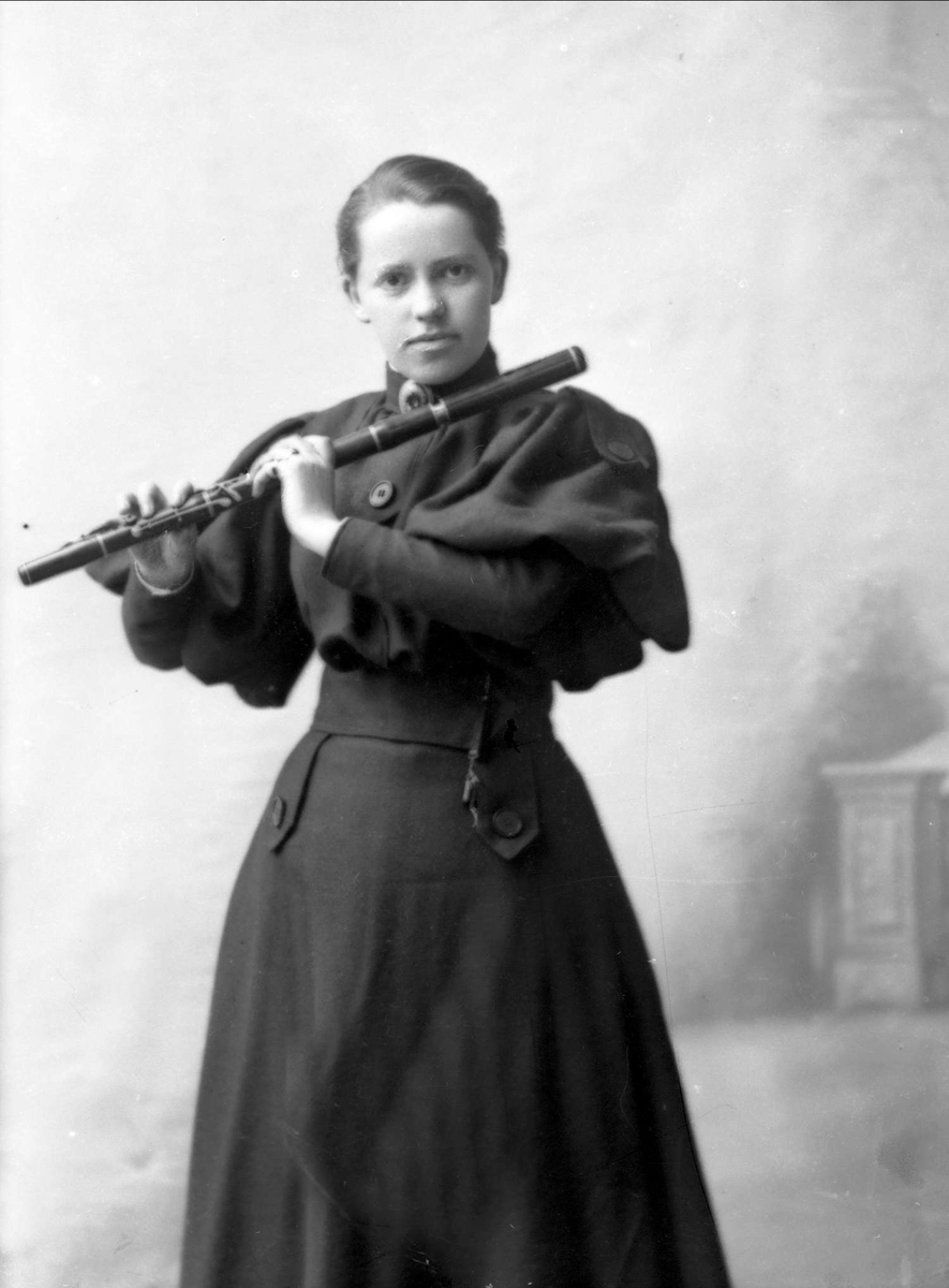 Gustav Borgen, Portrett, pike med tverrfløyte. Hanna Bjølsen.