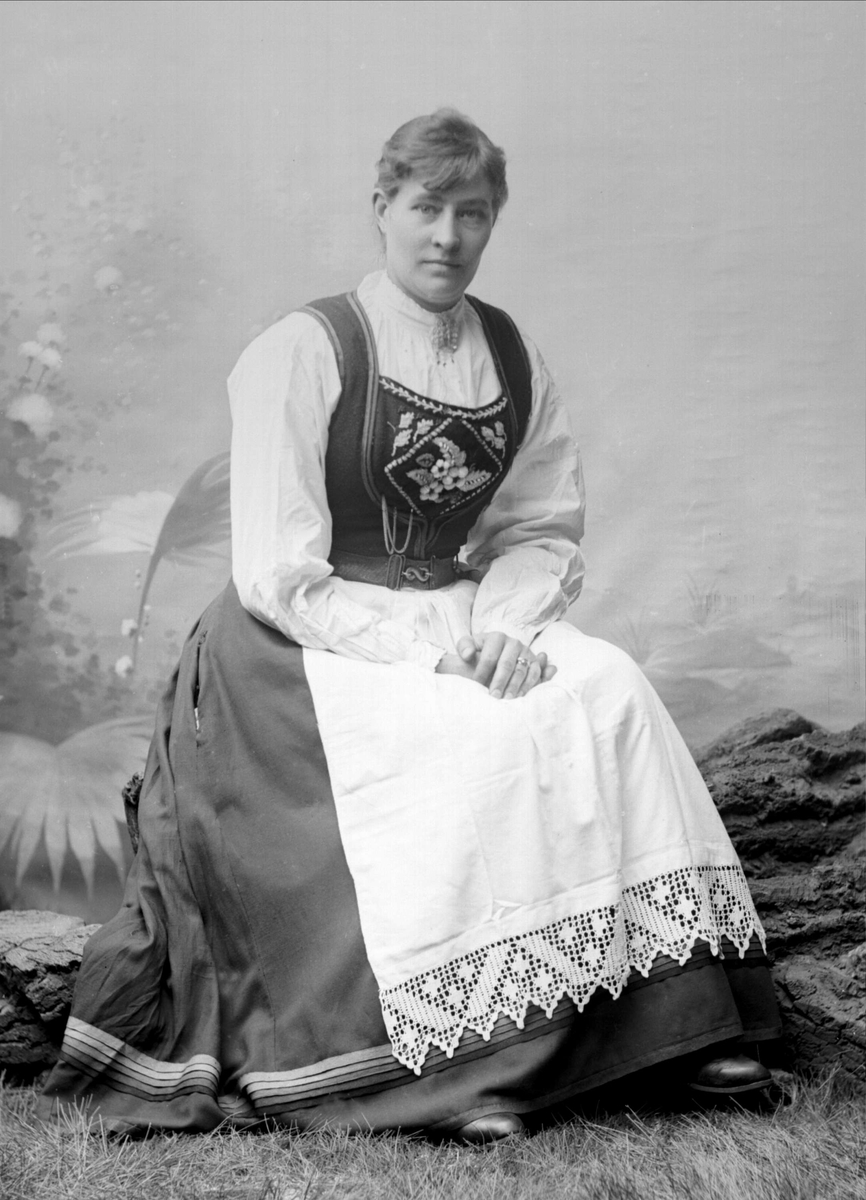 Gustav Borgen, Portrett, kvinne i hardangerbunad. Lana Lommerud.