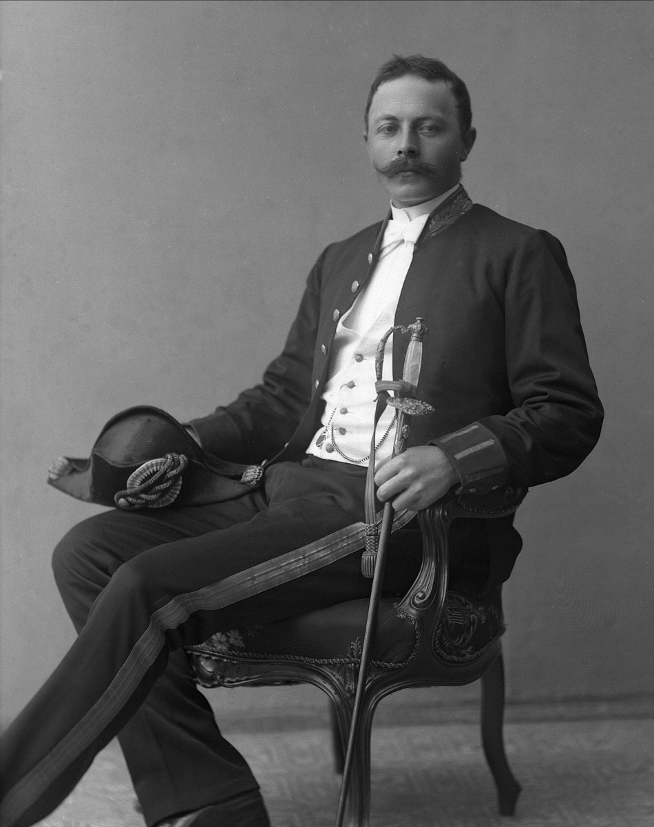 Gustav Borgen, Portrett, Jacob Høe i uniform som politifullmektig.