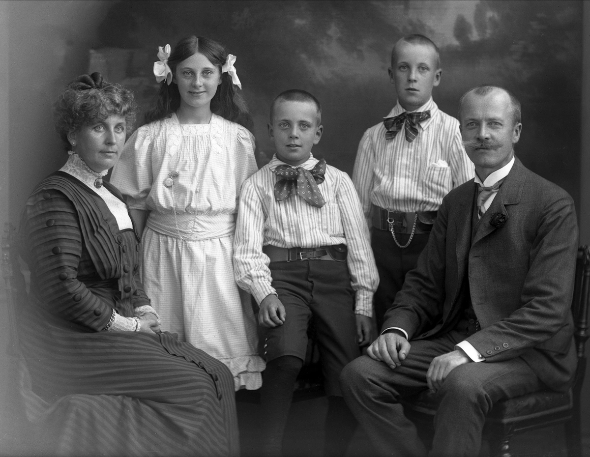Gustav Borgen, Gruppeportrett, familien Dammann. Gunhild Marie, Kirsten, Aage, Rolf og Axel.