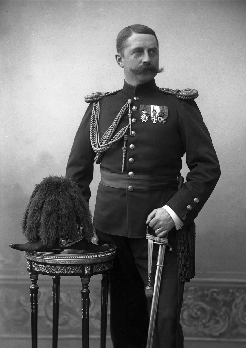 Gustav Borgen, Portrett, Ivar Aavatsmark i uniform.