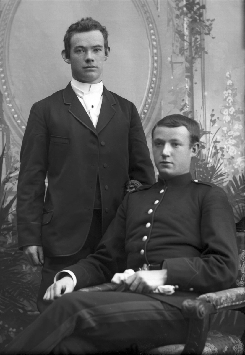 Gustav Borgen, Gruppeportrett, to menn, en i kadettuniform.