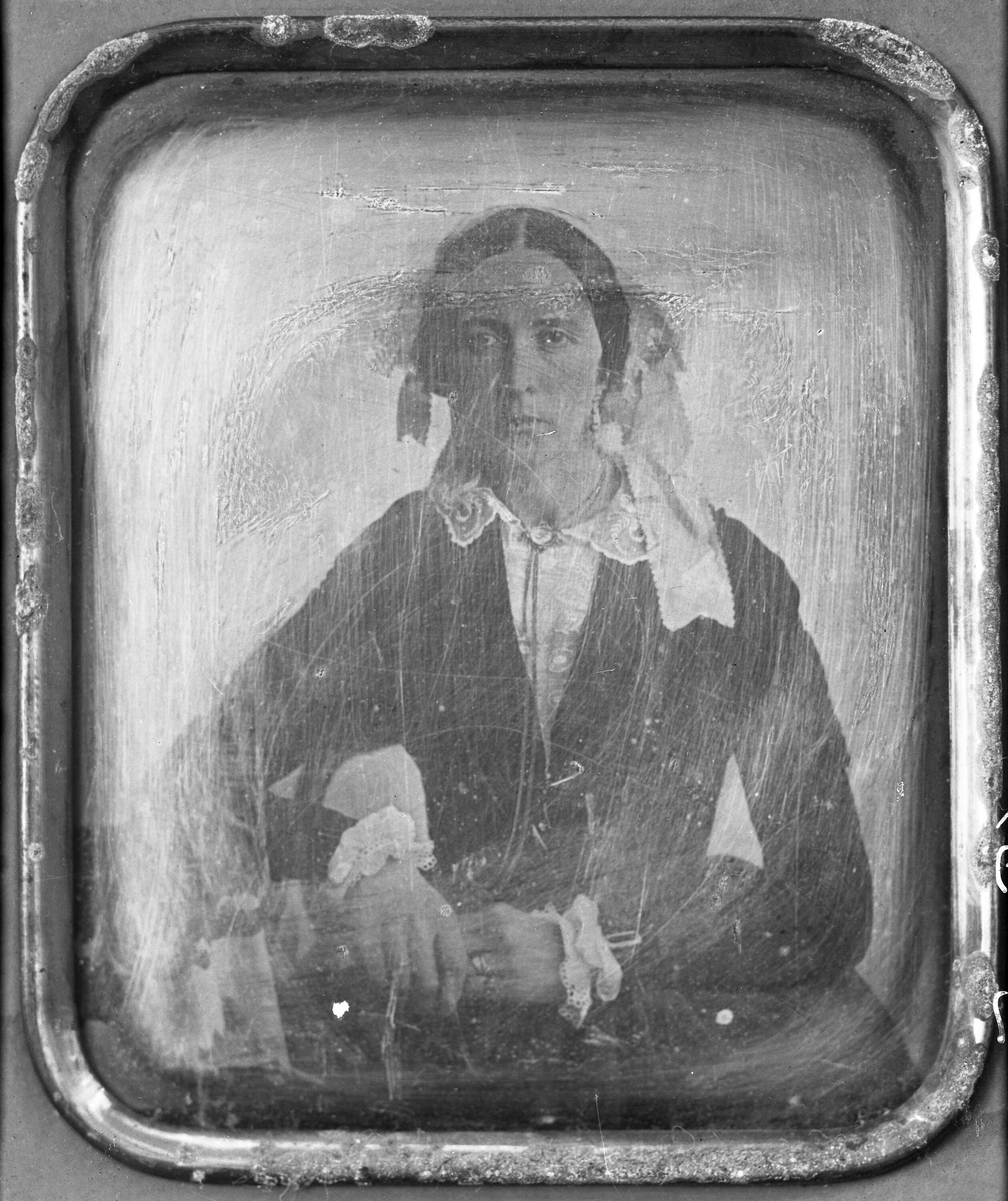 Gustav Borgen, Avfotografering. Portrett, kvinne, fru Drude Cathrine Lampe (1817 -1917). Originalfotografiet ser ut til å være en daguerreotypi, unikafotografi på metallplate.