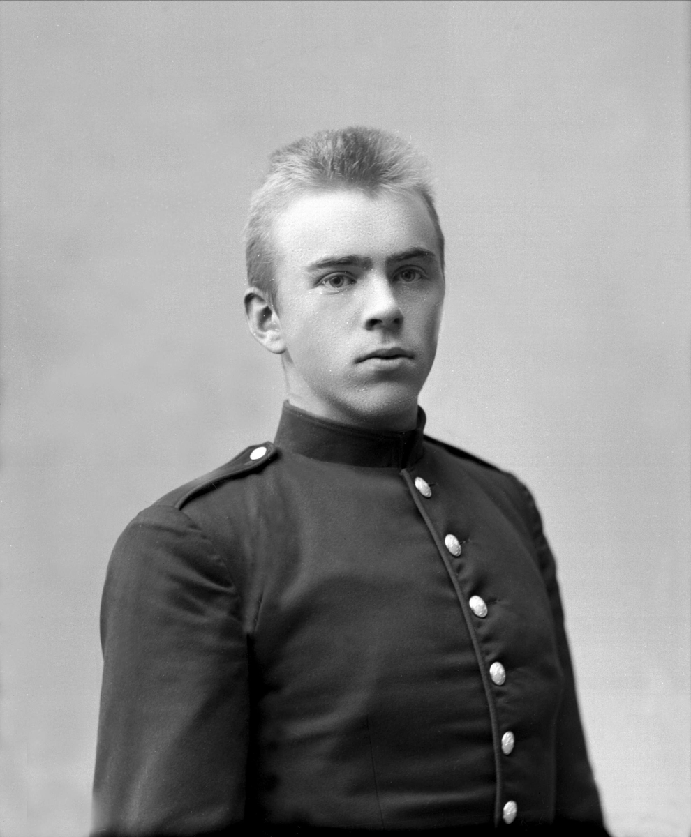 Gustav Borgen, Portrett, mann i kadettuniform.