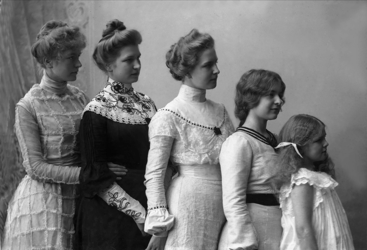 Gustav Borgen, Gruppeportrett, fem jenter. Døtre av bakermester Johannes Nilsen Kirkeby. Ingrid Kirkeby f. 1880, Lilly Kirkeby f. 1881, Borghild Kirkeby f. 1884, Hardis Kirkeby f. 1887 og Sigrid Kirkeby f. 1891.