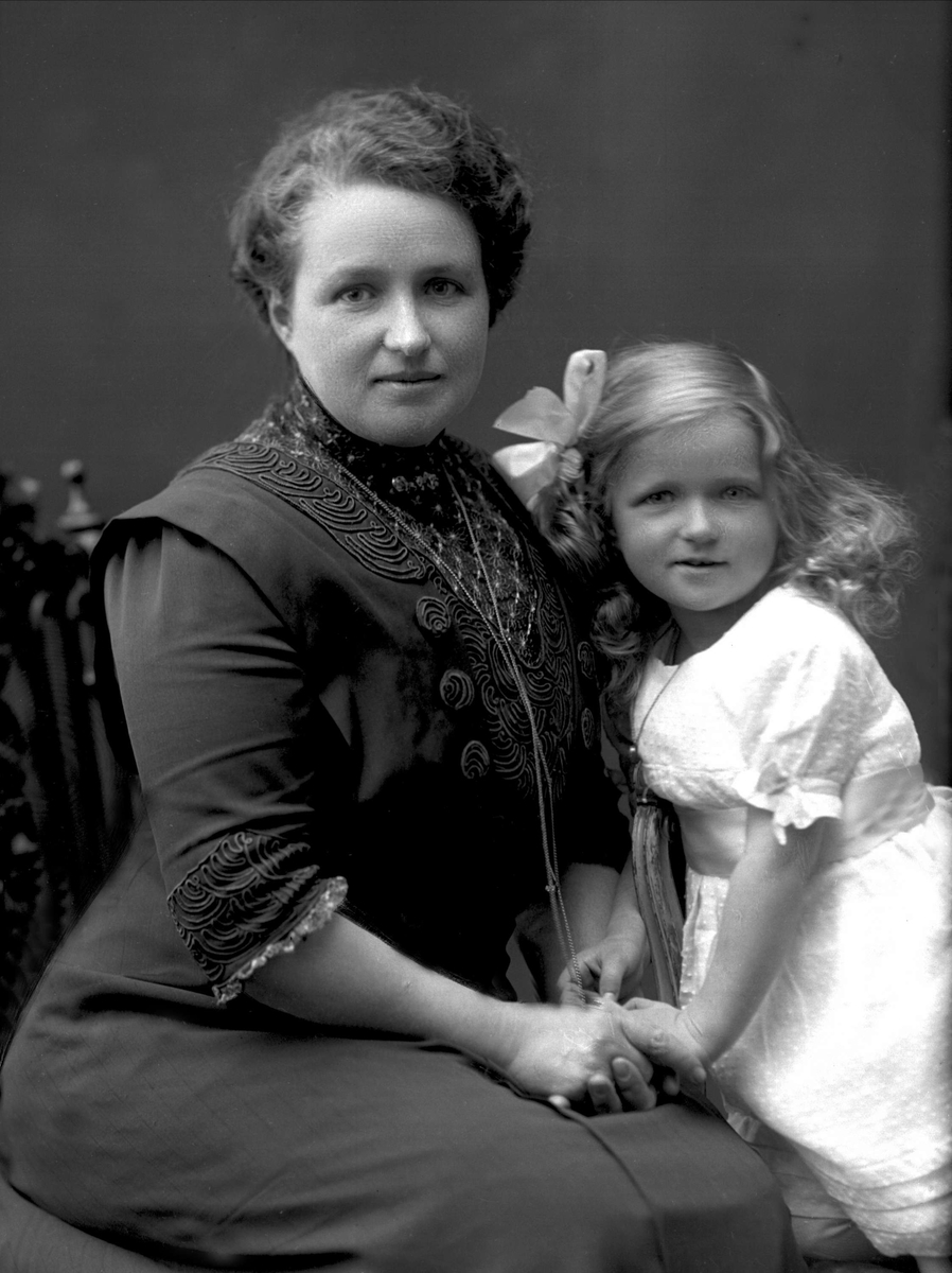 Gustav Borgen, Portrett av Helene Bjørneby og hennes datter Ragnhild.