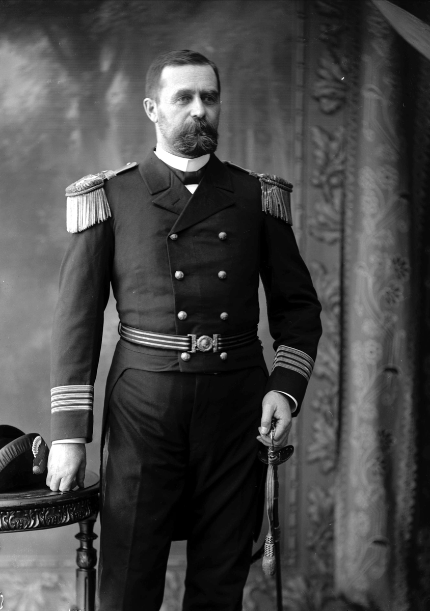 Gustav Borgen, Portrett av sjøfartsdirektør Harald Pedersen i uniform som kommandørkaptein ved marinens intendantur.