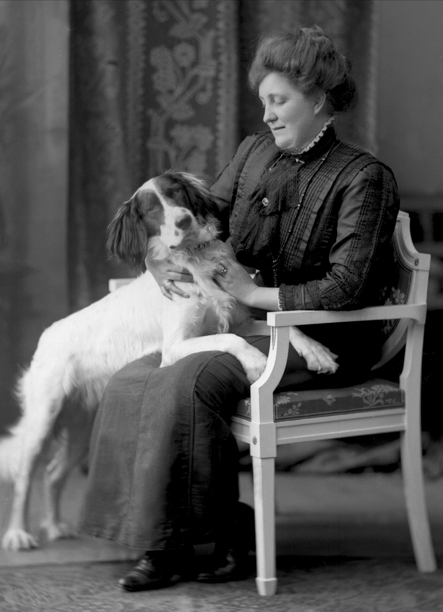 Gustav Borgen, Gruppeportrett, kvinne med hund.