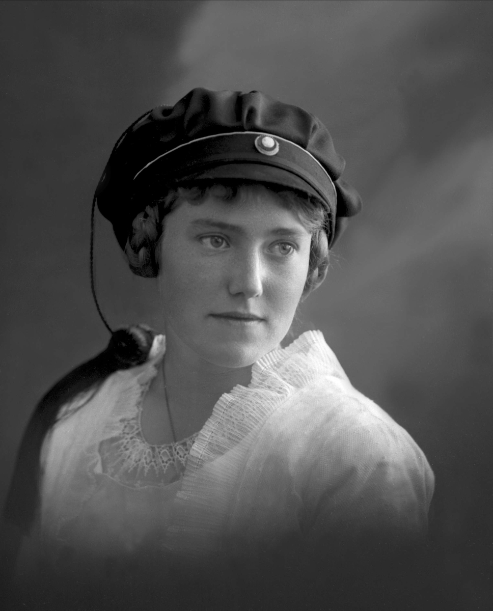 Gustav Borgen, Portrett, pike med studentlue. Frøken Gudrun Bronn.