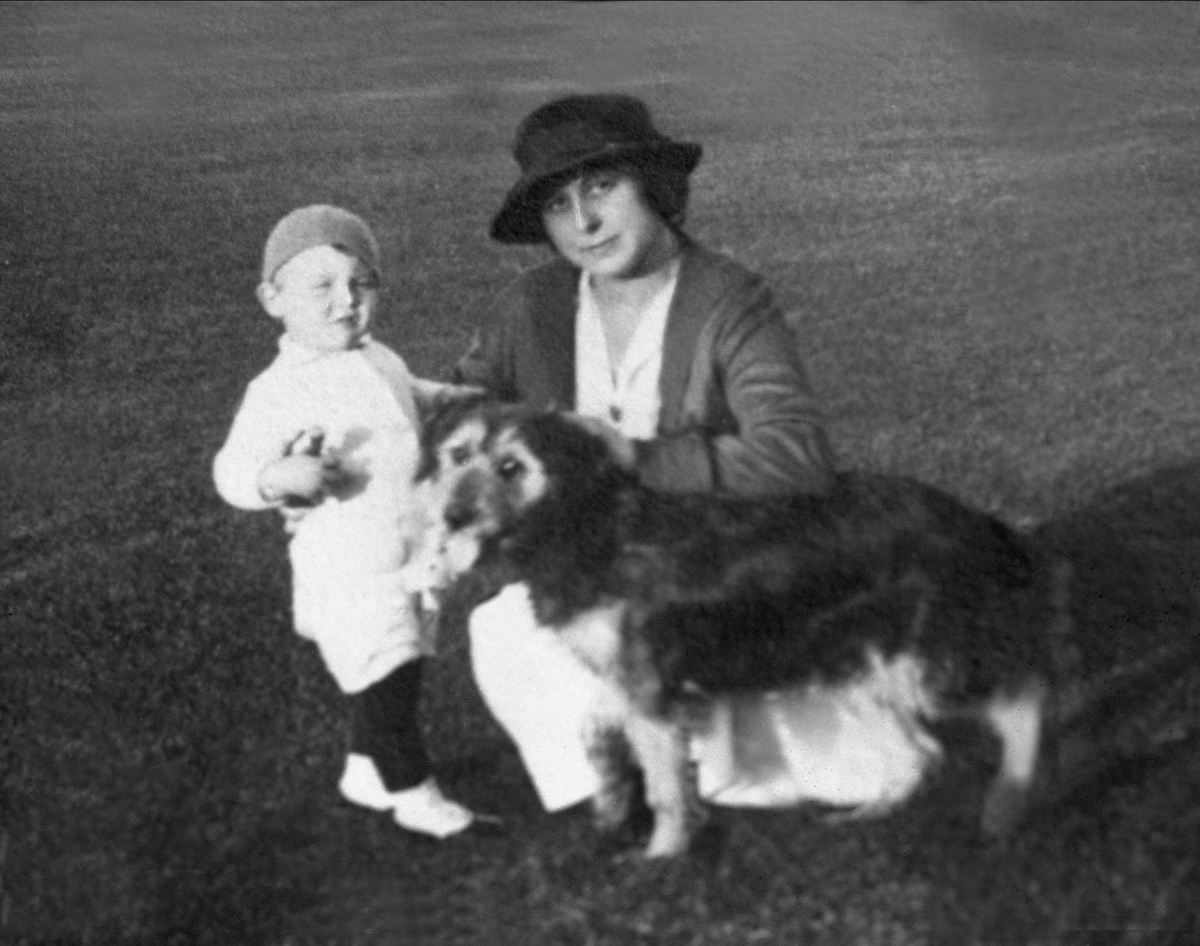 Gustav Borgen, Gruppeportrett, kvinne, gutt og hund.