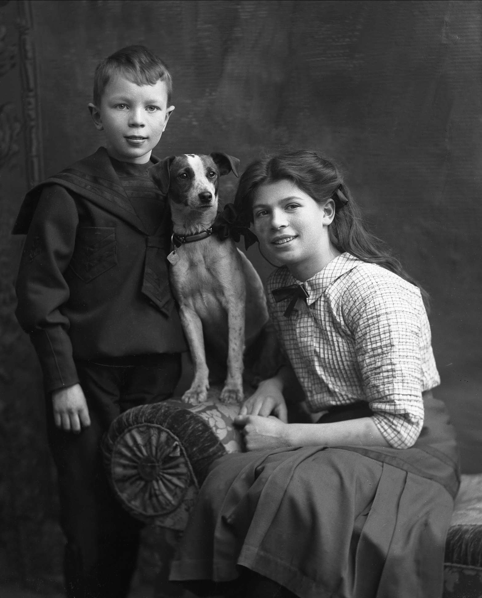 Gustav Borgen, Gruppeportrett, pike og gutt med hund.