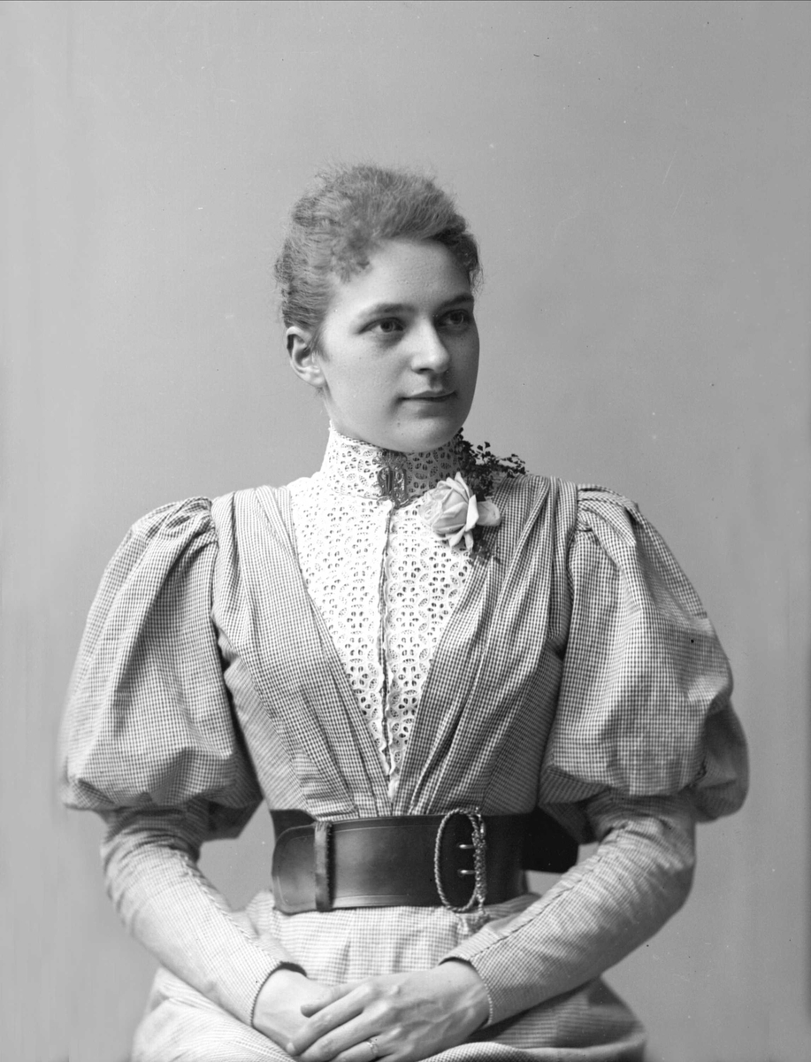 Gustav Borgen, Portrett, kvinne i lys drakt med belte.