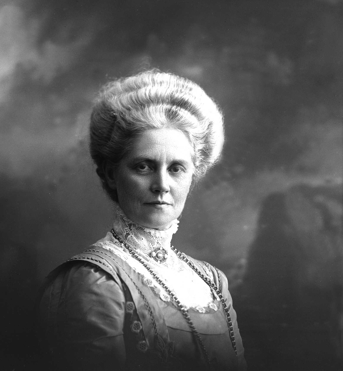 Gustav Borgen, Portrett, kvinne med smykker. Fru dr Schweigaard.
