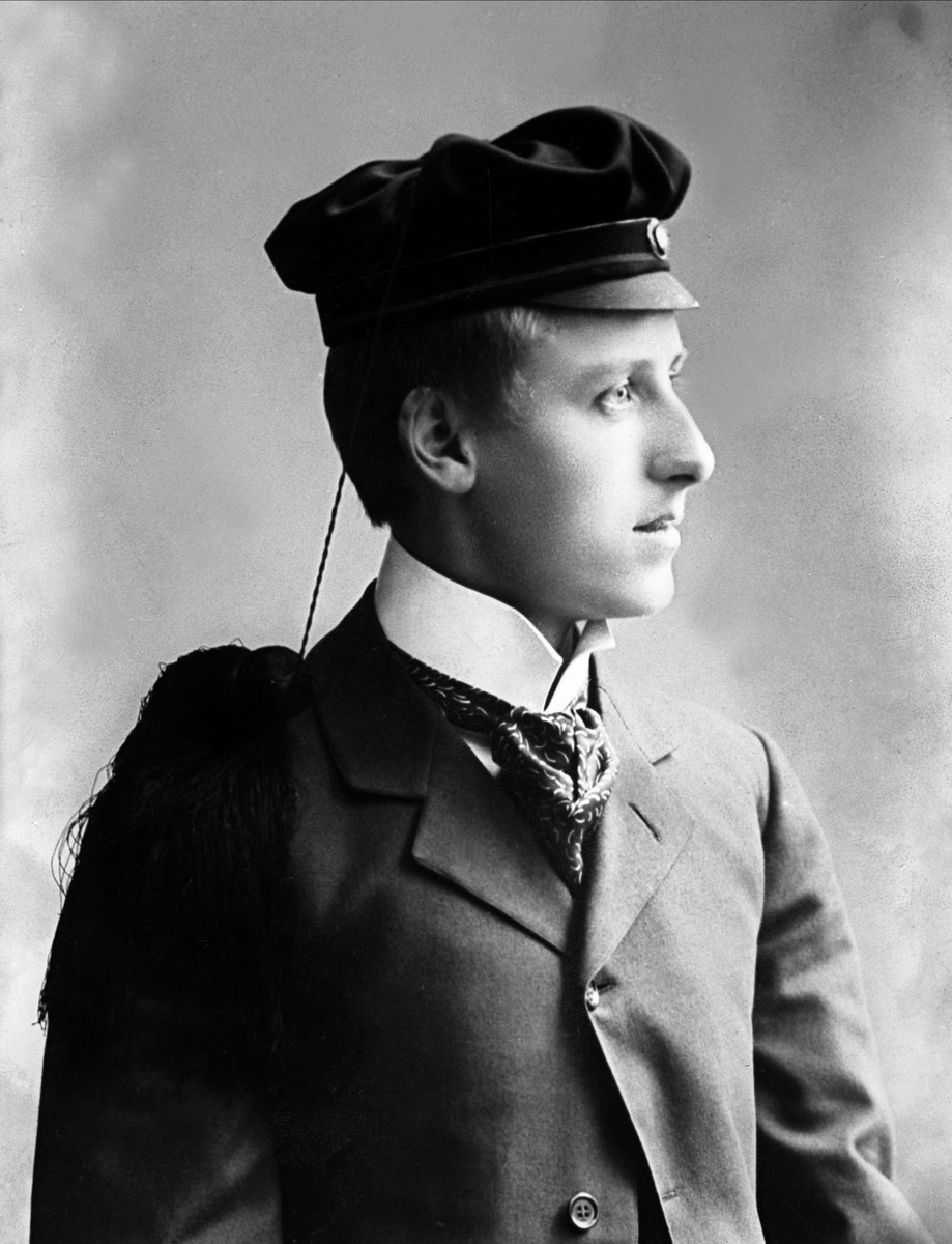 Gustav Borgen, Portrett, mann med studentlue. Student Elison.