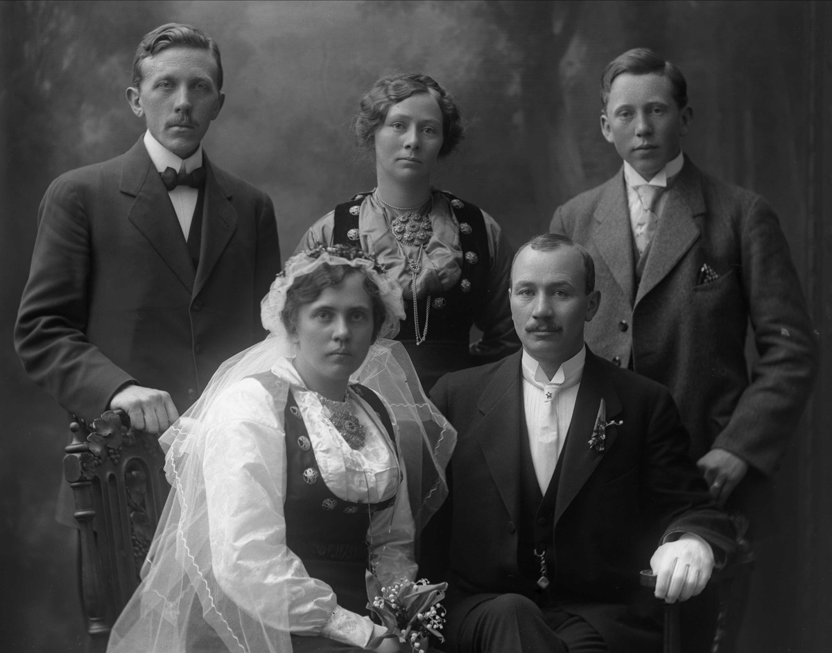 Gustav Borgen, Gruppeportrett, bryllupsbilde. Ektepar med gjester. Brud i folkedrakt, (stakk og liv) fra Øst-Telemark, med hvitt brudeslør.