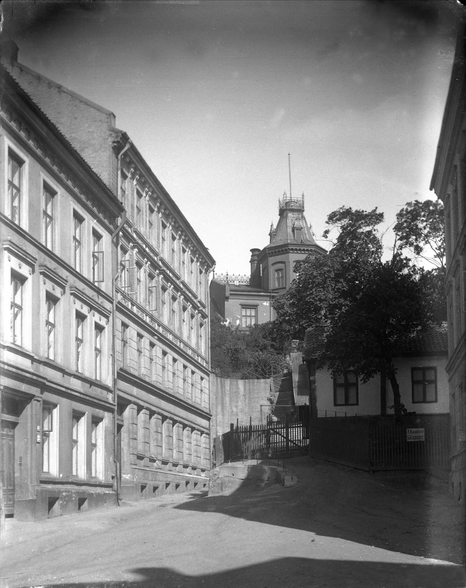 Gustav Borgen, Gatebilde, bygårder, stor enebolig i enden, nr 25(?) K. Knudsen skomager på skilt.