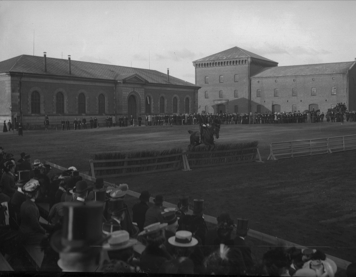 Gustav Borgen, Festningsplassen Akershus festning, Oslo. Militær rideoppvisning. Antatt speilvendt.