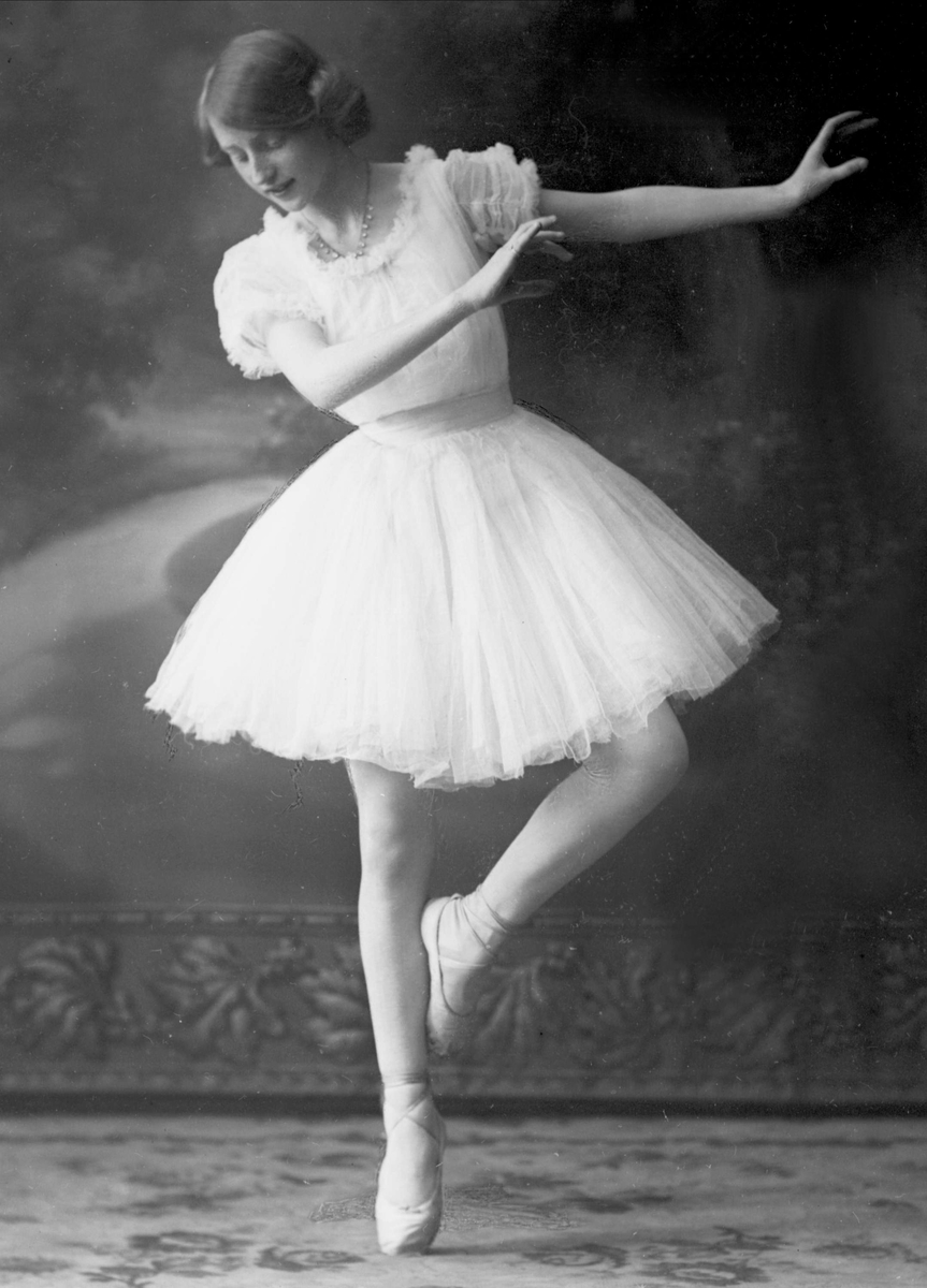 Gustav Borgen, Portrett, pike i ballettpositur. Marie Warhus.