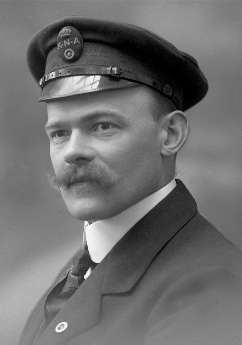 Gustav Borgen, Portrett, mann med offiserslue, handelsmarinen, K-N-A (?).