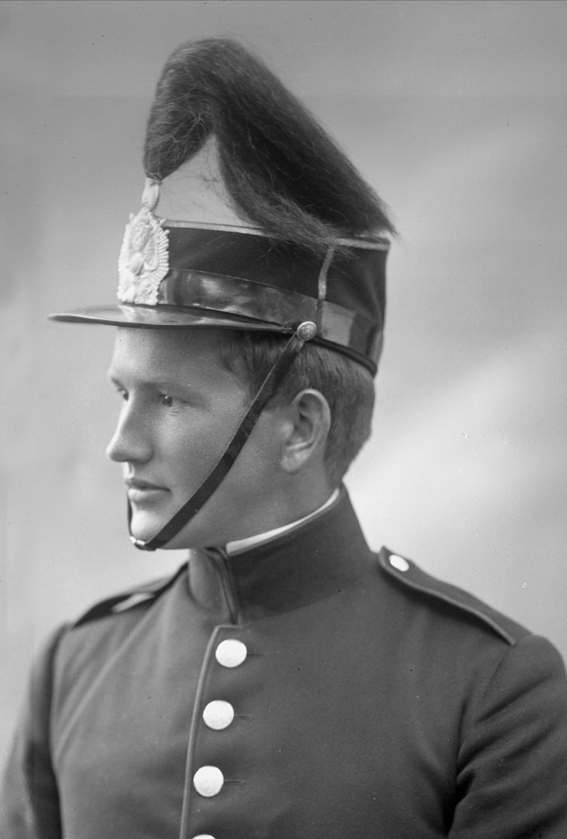 Gustav Borgen, Portrett, mann i kadettuniform.