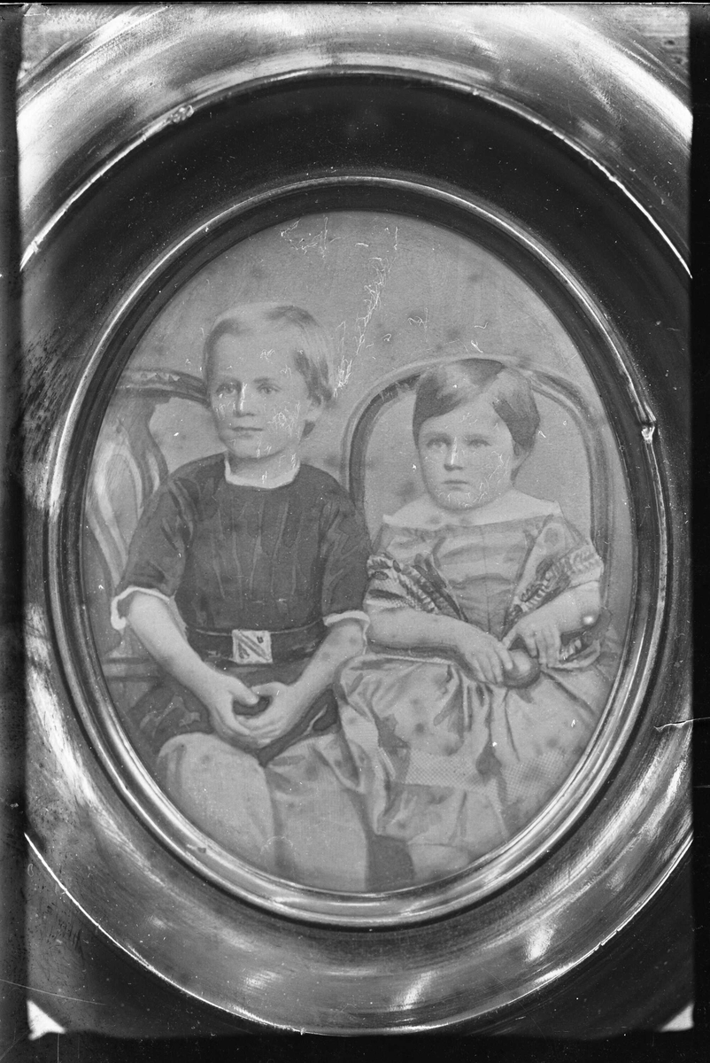Gustav Borgen, Avfotografering. Gruppe, to barn. Daguerreotypi (?) Fru Fabrikkeier Andresens kopi.