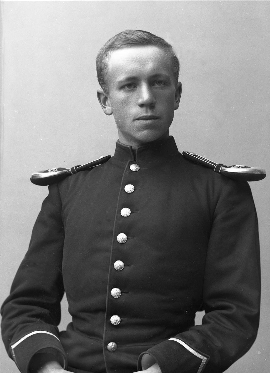 Gustav Borgen, Portrett, mann i kadettuniform.