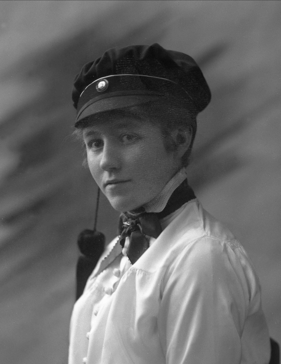 Gustav Borgen, Portrett, ung pike med studentlue. Elisabeth Johansen.