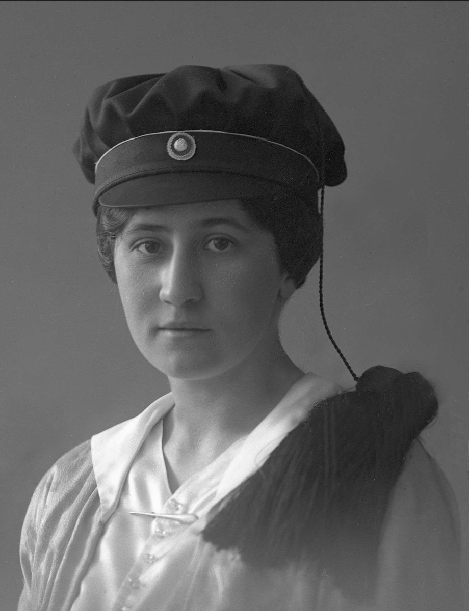 Gustav Borgen, Portrett, kvinne med studentlue. Frøken Nora Hansen.