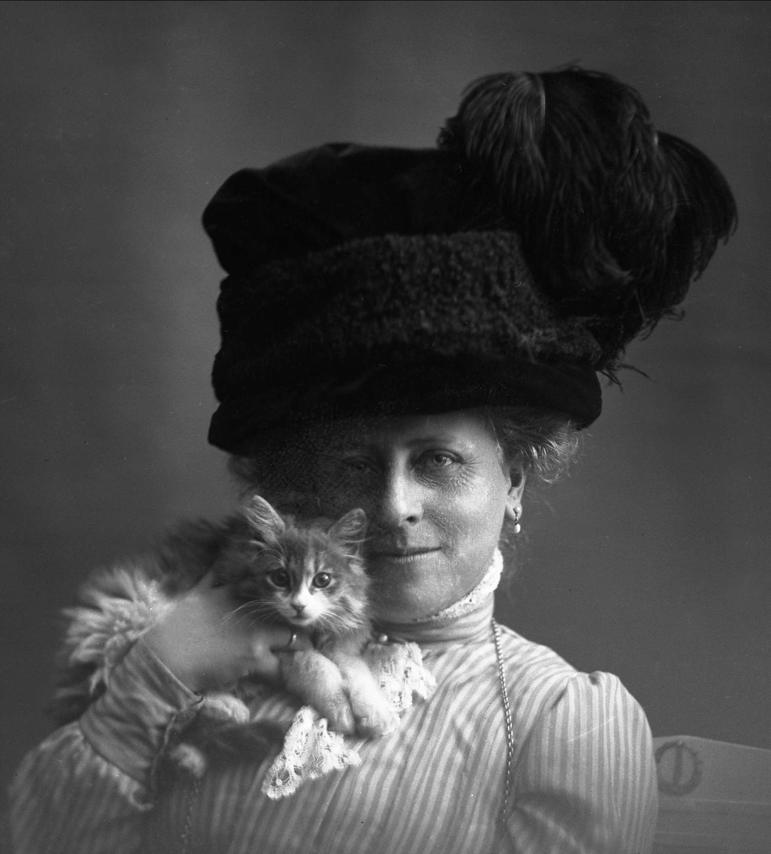 Gustav Borgen, Gruppeportrett, frøken Trulsen med sin katt.