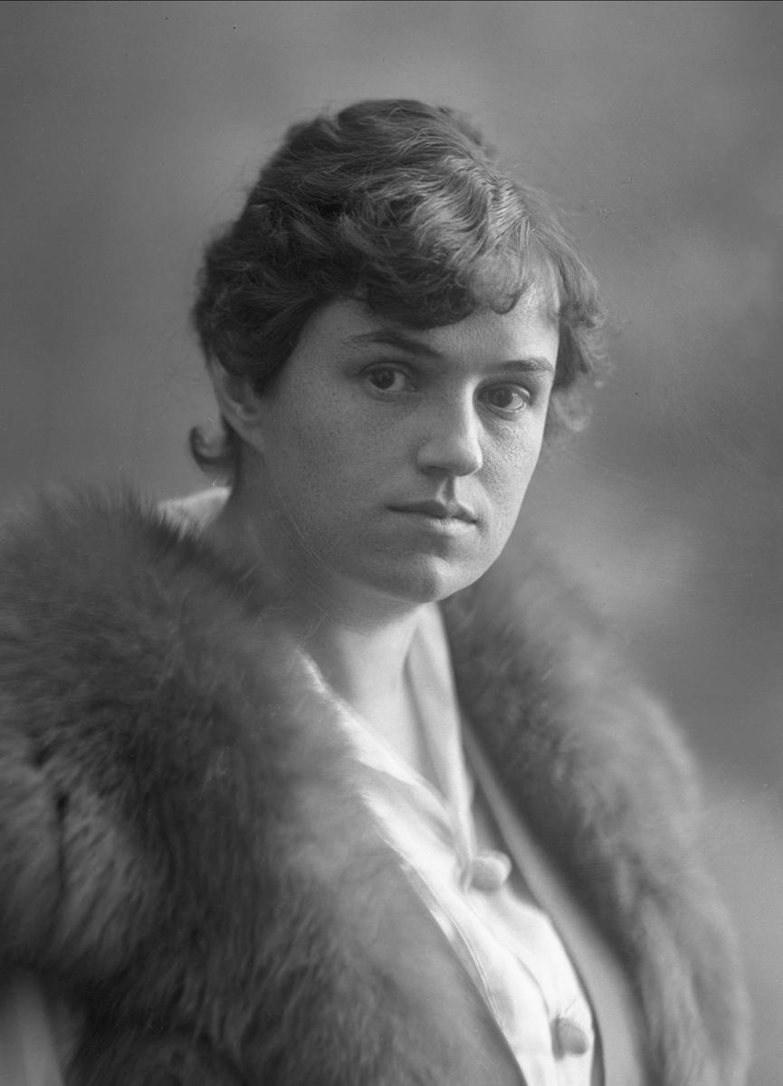 Gustav Borgen, Portrett, kvinne med pelsstola. Fru Marie Hoffmann.