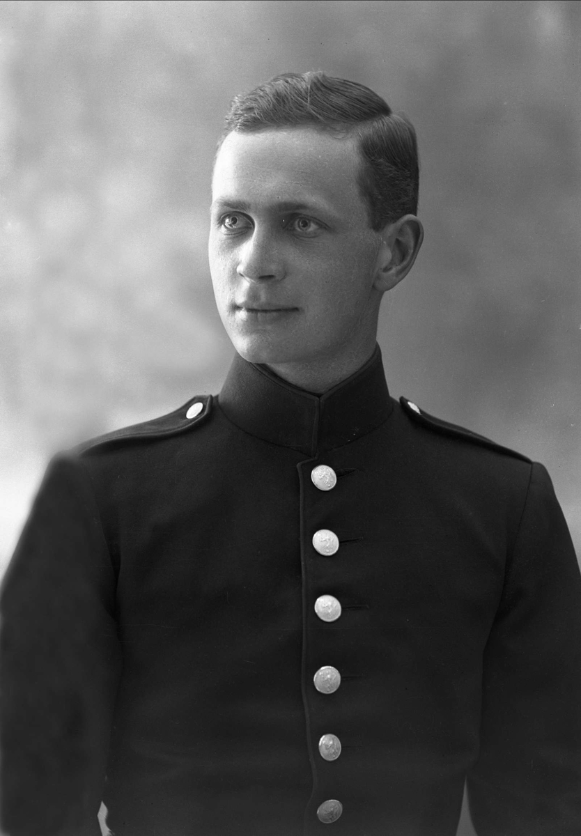 Gustav Borgen, Portrett, mann i kadettuniform. Oberstløytnant Ræders sønn.
