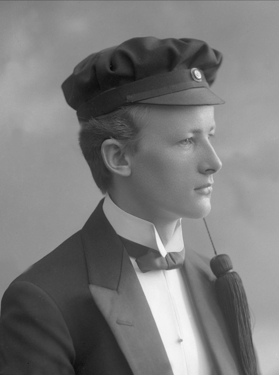 Gustav Borgen, Portrett, mann med studentlue. Hr student Holger Aarhus.