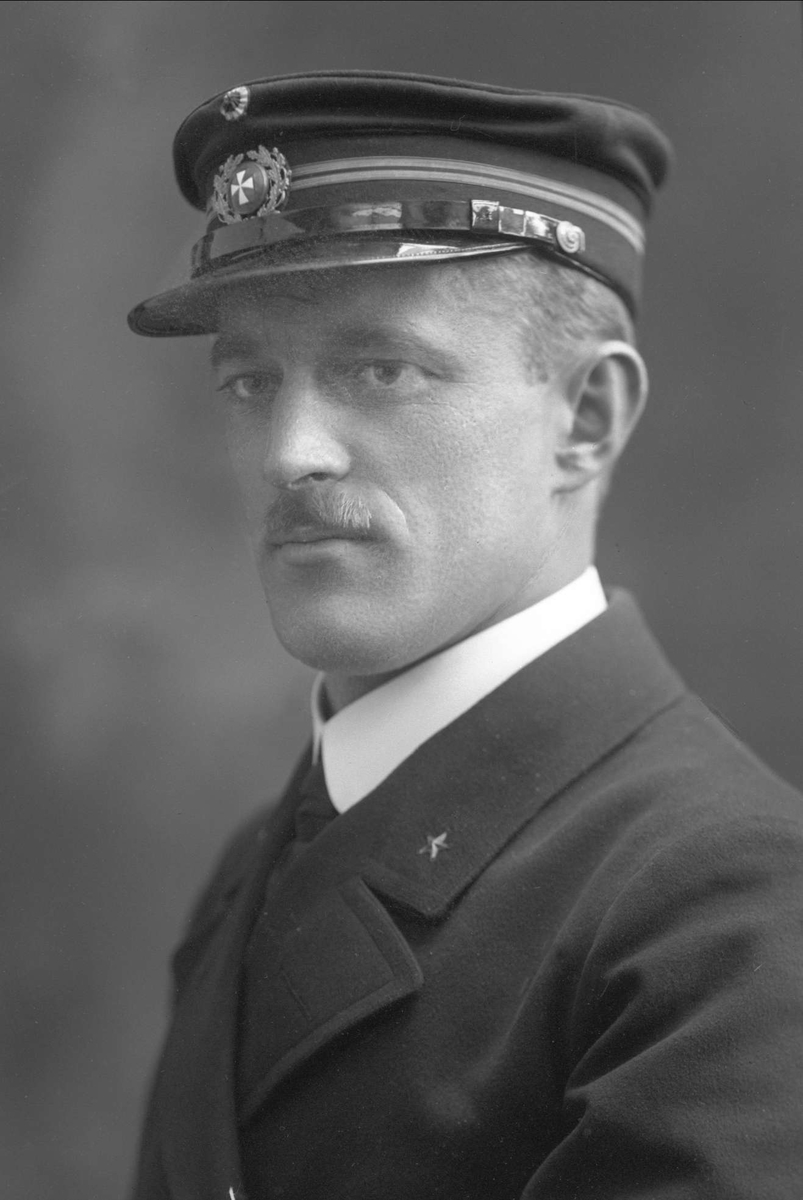 Gustav Borgen, Portrett, styrmann i uniform. Handelsmarinen, styrmann Ivan.