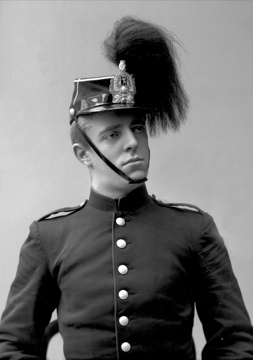 Gustav Borgen, Portrett, mann i kadettuniform.