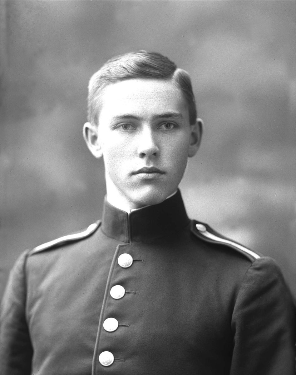 Gustav Borgen, Portrett, mann i kadettuniform.