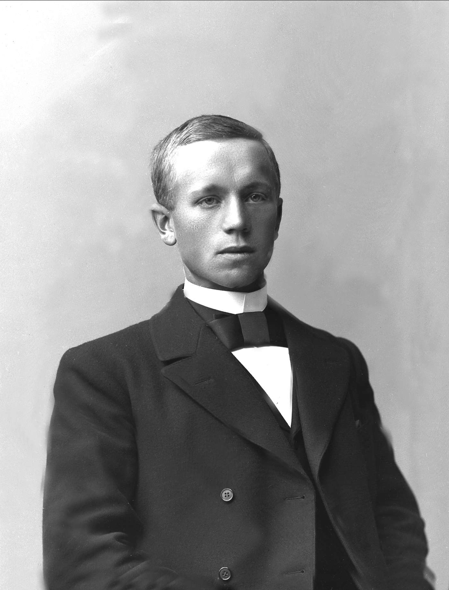 Gustav Borgen, Portrett, mann i dress.