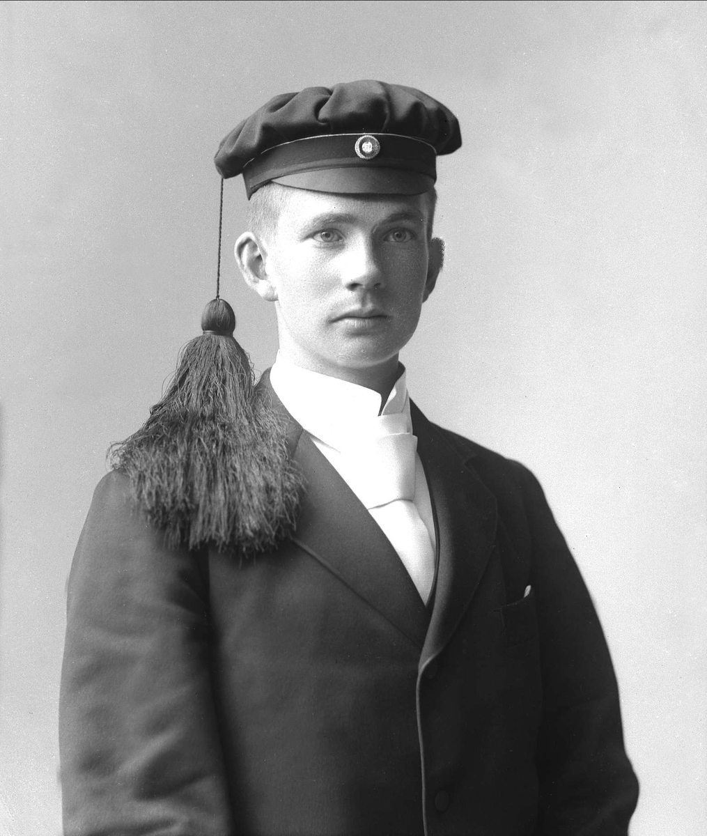 Gustav Borgen, Portrett, mann med studentlue. Anders Markussen.