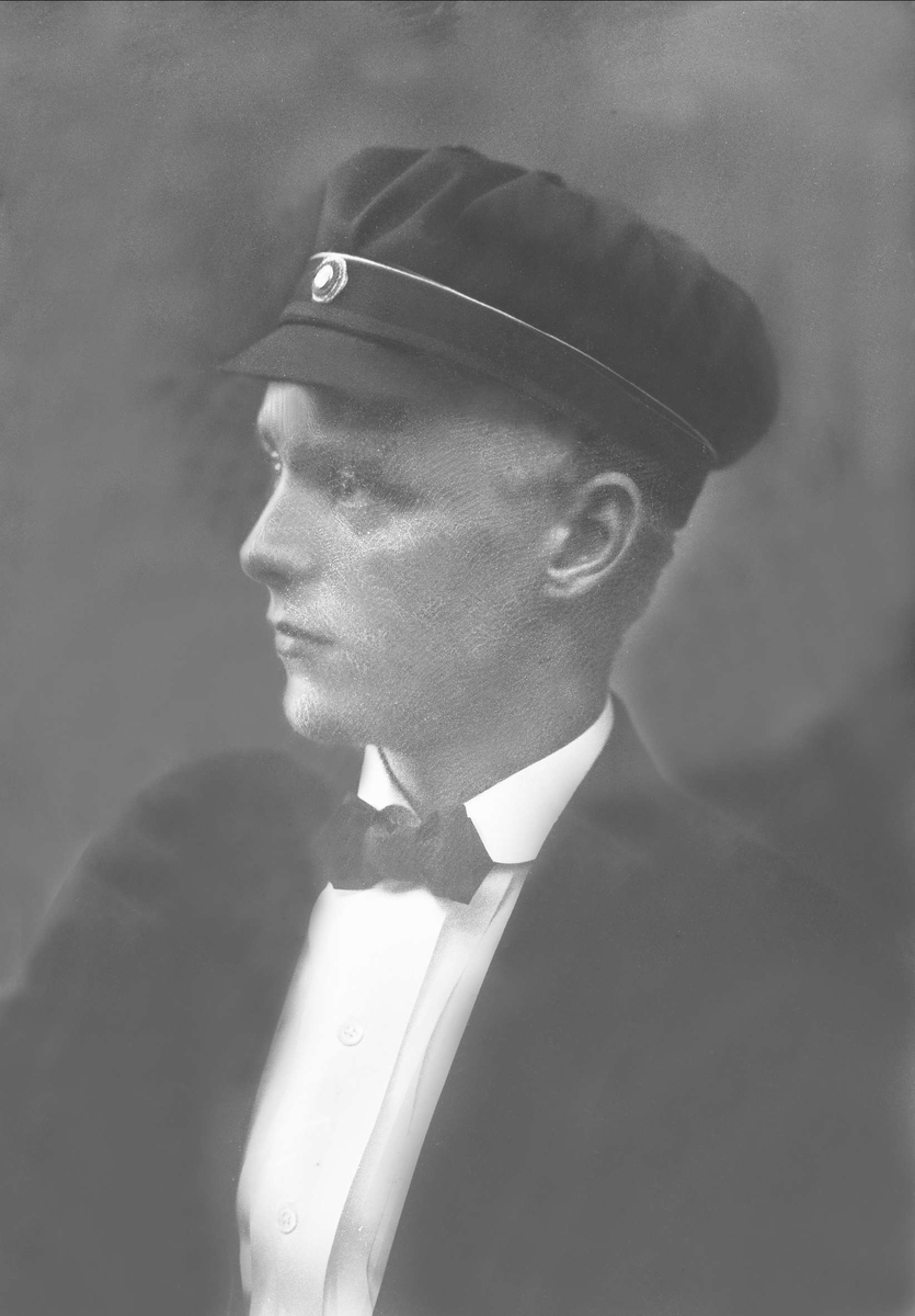 Gustav Borgen, Portrett, mann med studentlue. Student Samuel Harris.