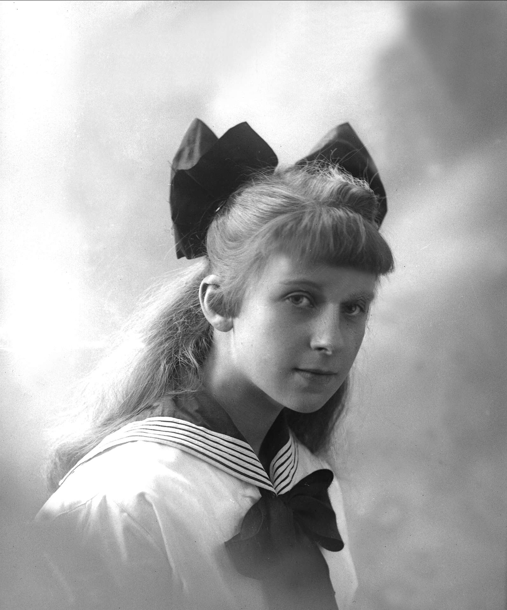 Gustav Borgen, Portrett, jente i matrosdrakt. Lejla Saxlund.