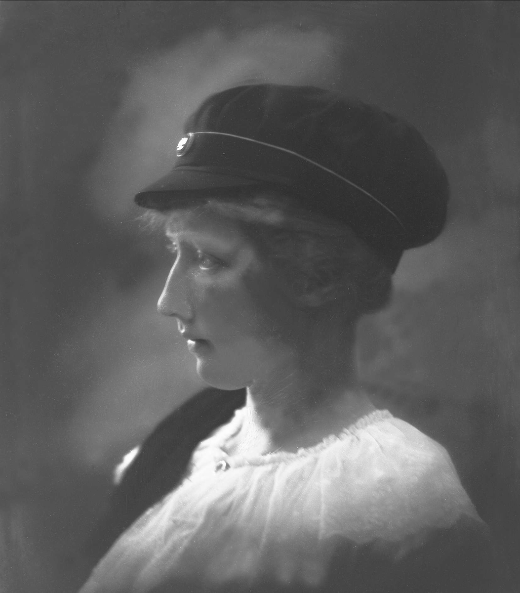 Gustav Borgen, Portrett, kvinne med studentlue. Student Olga Schjellingen.