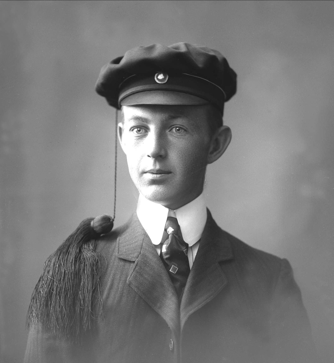 Gustav Borgen, Portrett, mann med studentlue. Student Hans Moss.