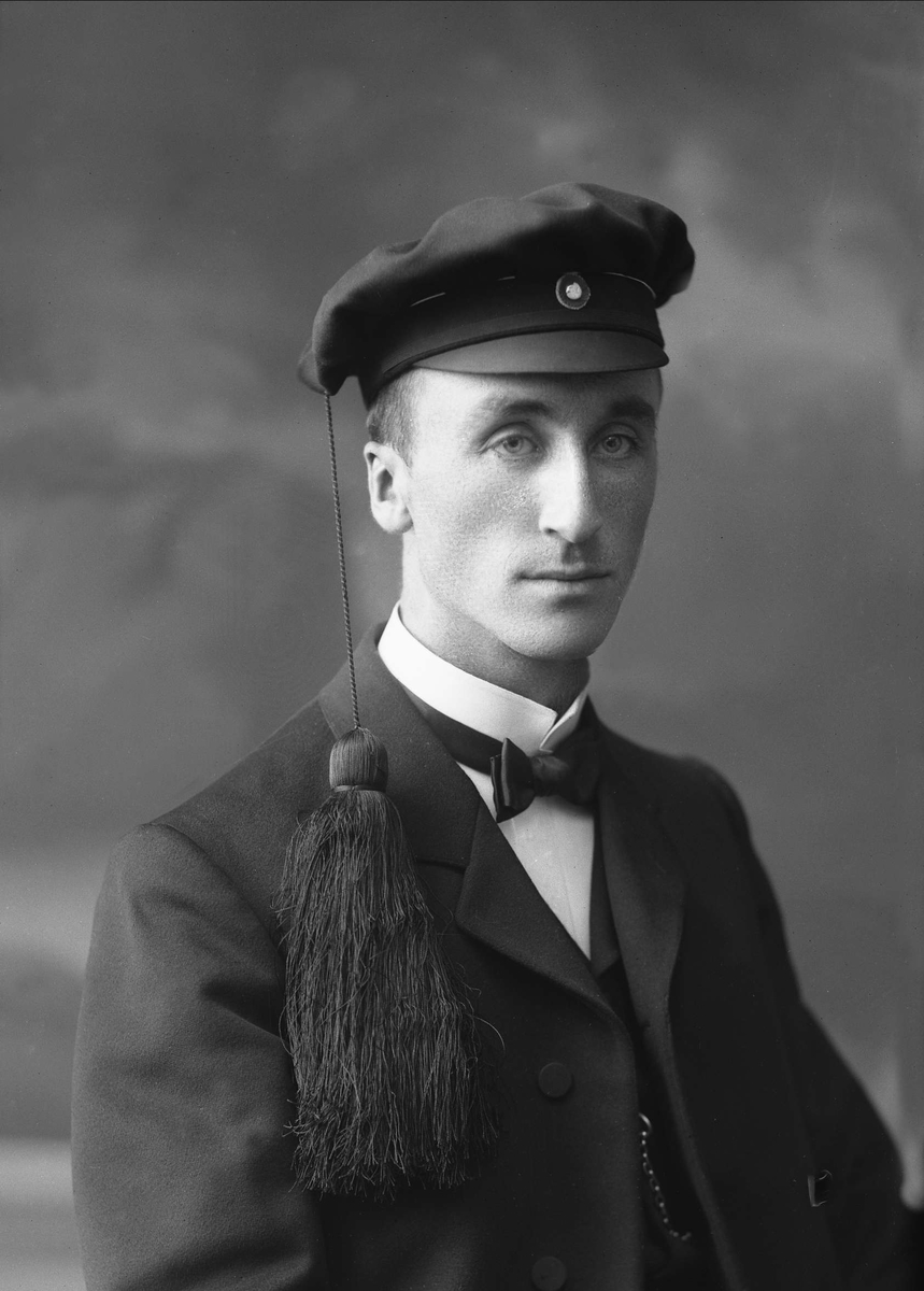Gustav Borgen, Portrett, mann med studentlue. Thomas Nordnæs.