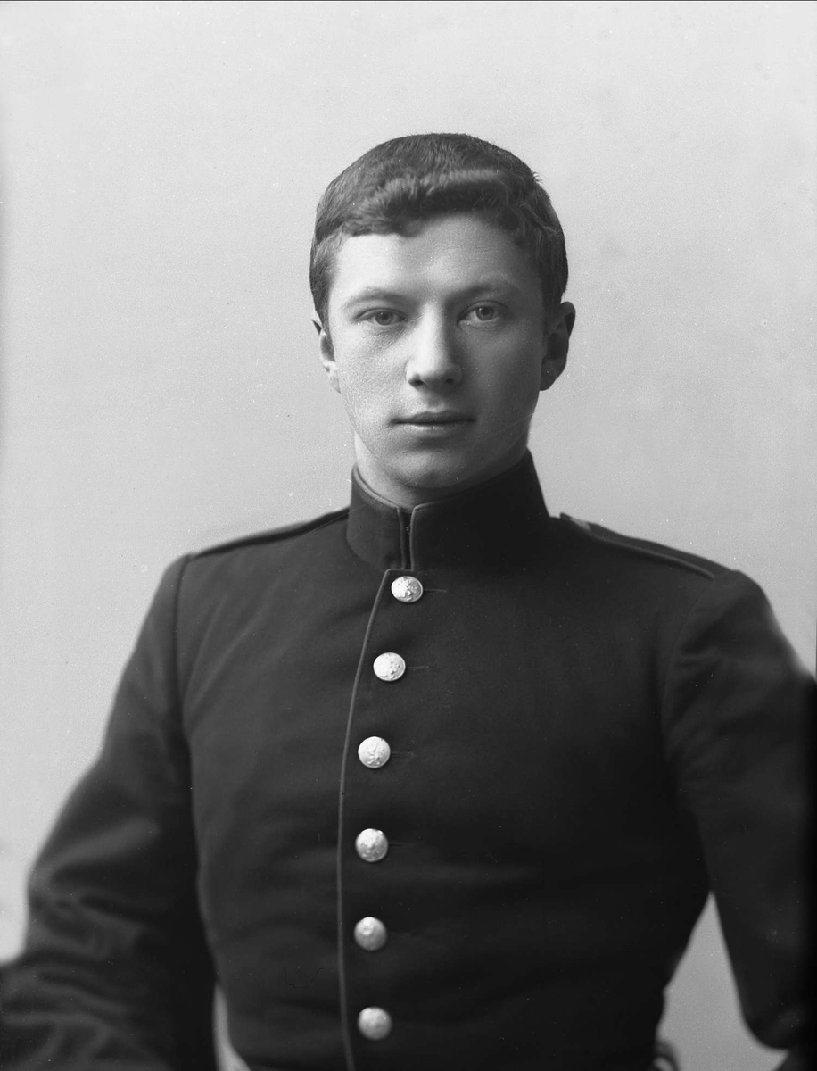 Gustav Borgen, Portrett, mann i kadettuniform.