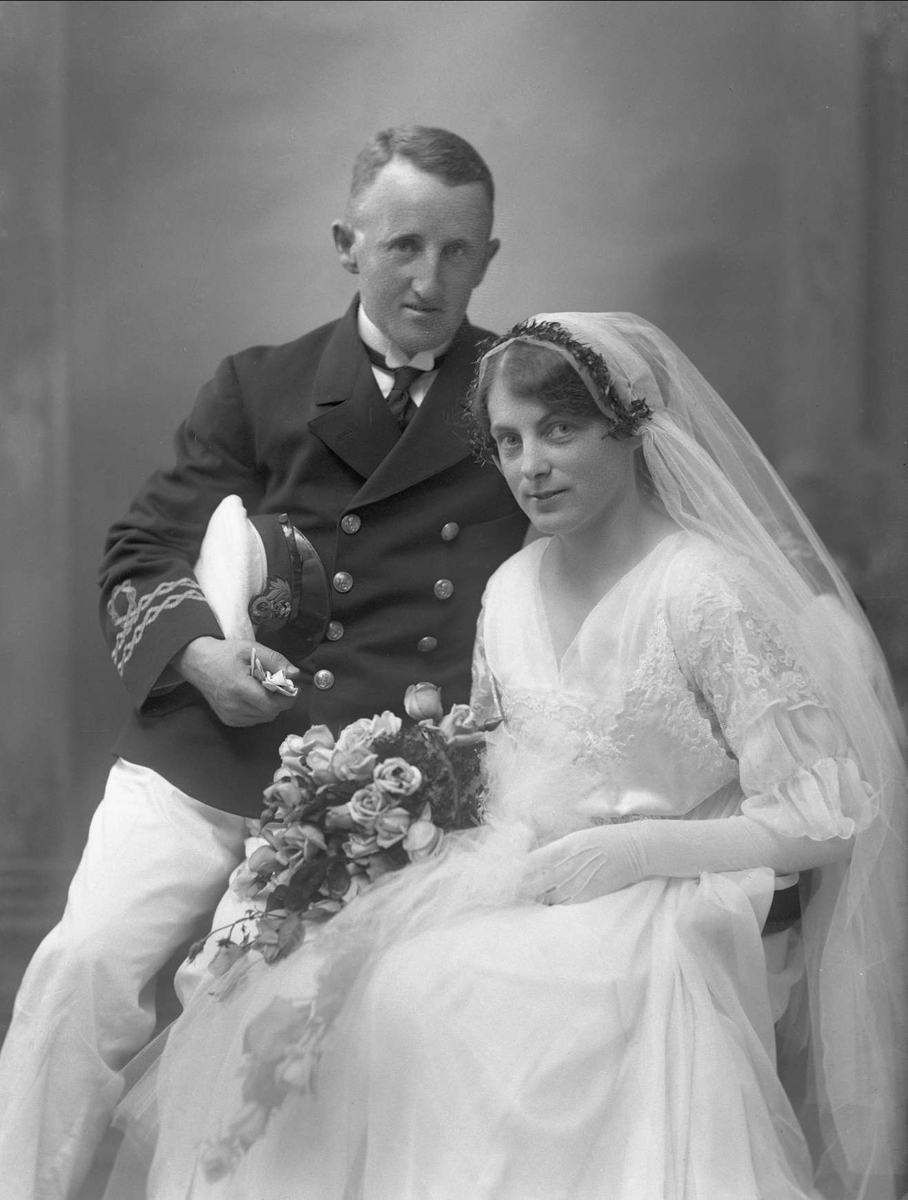 Gustav Borgen, Gruppeportrett, bryllupsbilde. Kvinne i hvit kjole, mannen, Løytnant Alltree, bærer uniform som premierløytnant ved det britiske Royal Naval Reserve.
