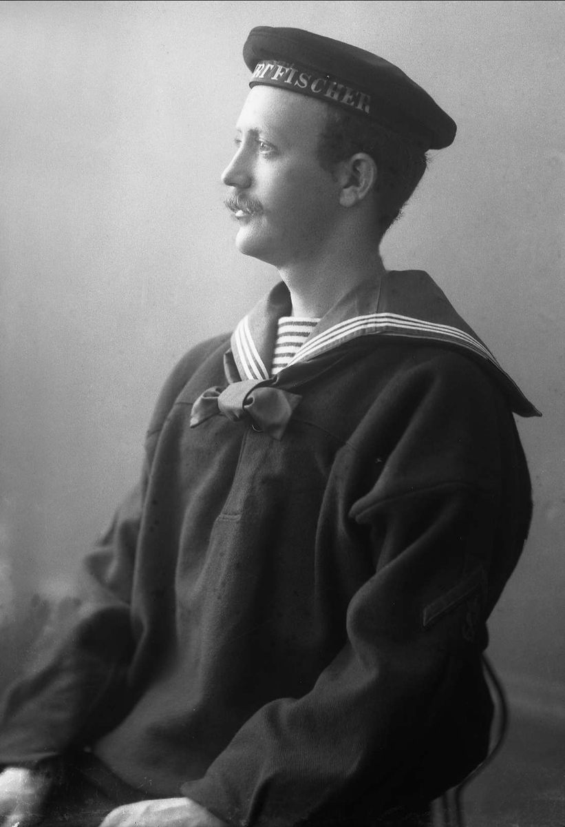 Gustav Borgen, Portrett, mann i matrosuniform. W. Christensen. (luepåskrift ...ulfert Fischer)