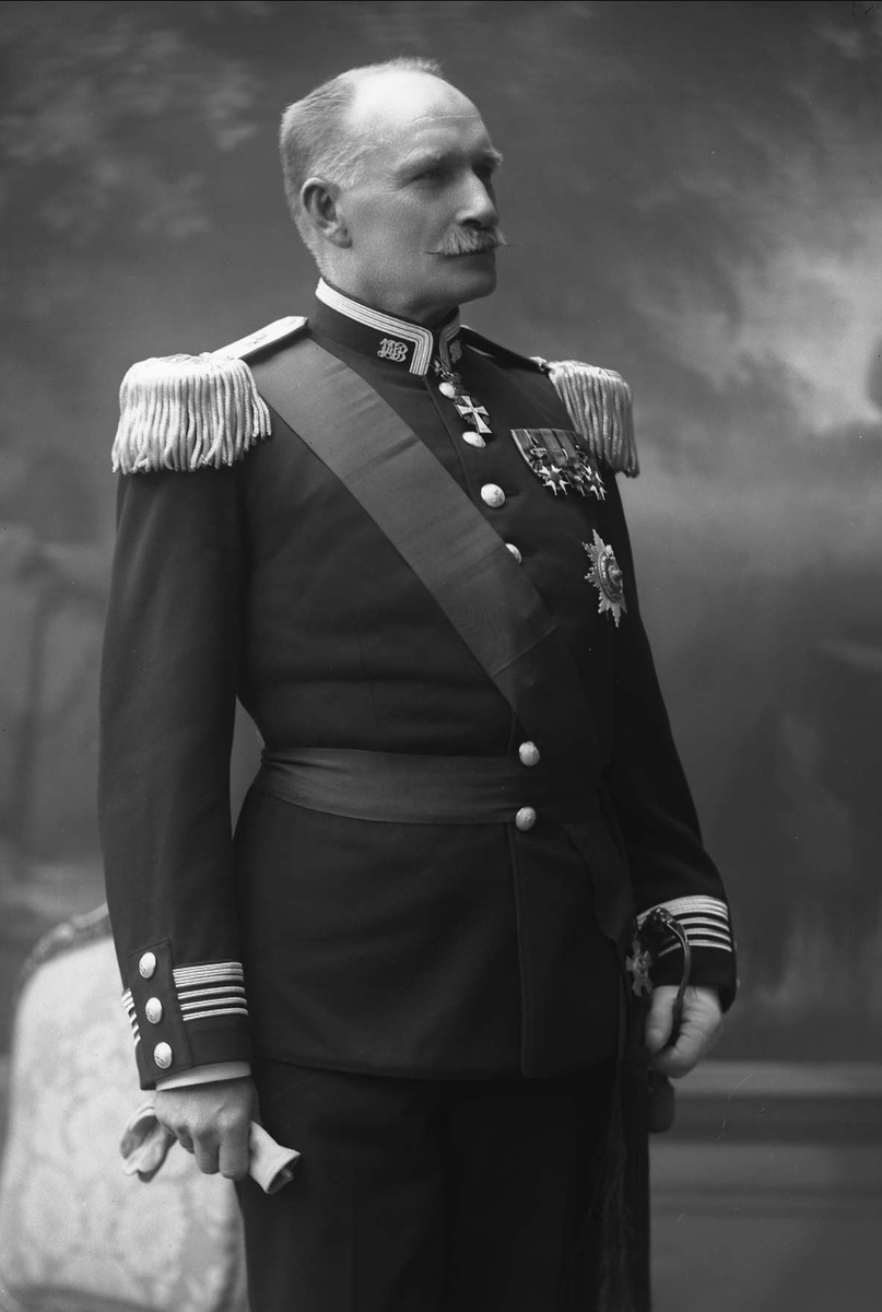 Gustav Borgen, Portrett, oberst Bull i uniform.