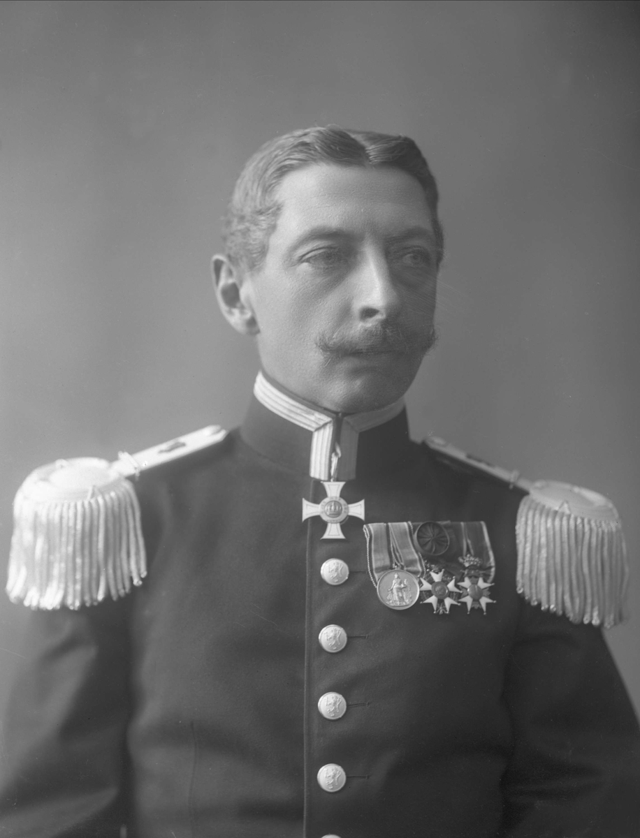 Gustav Borgen, Portrett, oberstløytnant Bull i uniform.