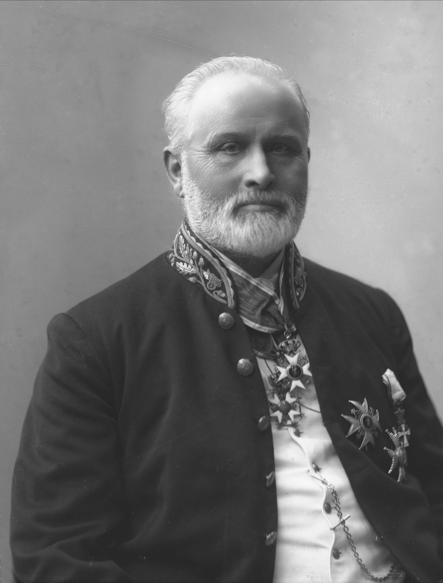 Gustav Borgen, Portrett, mann i embetsmannsuniform. Lorentz Henrik Müller Segelcke i uniform som generaldirektør i NSB, reglementert fra 1893-1908.
