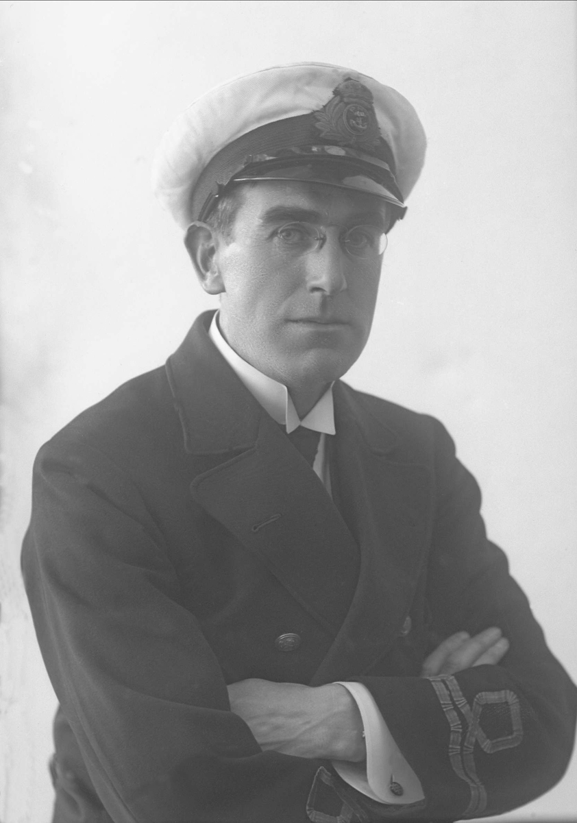 Gustav Borgen, Portrett, mann i marineuniform. Løytnant John Rodda.