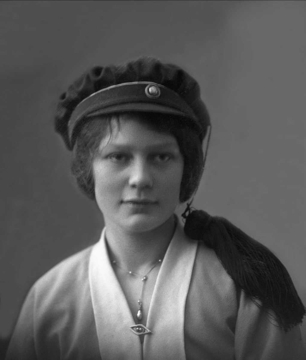 Gustav Borgen, Portrett, kvinne med studentlue. Margot Bjørn-Hansen.
